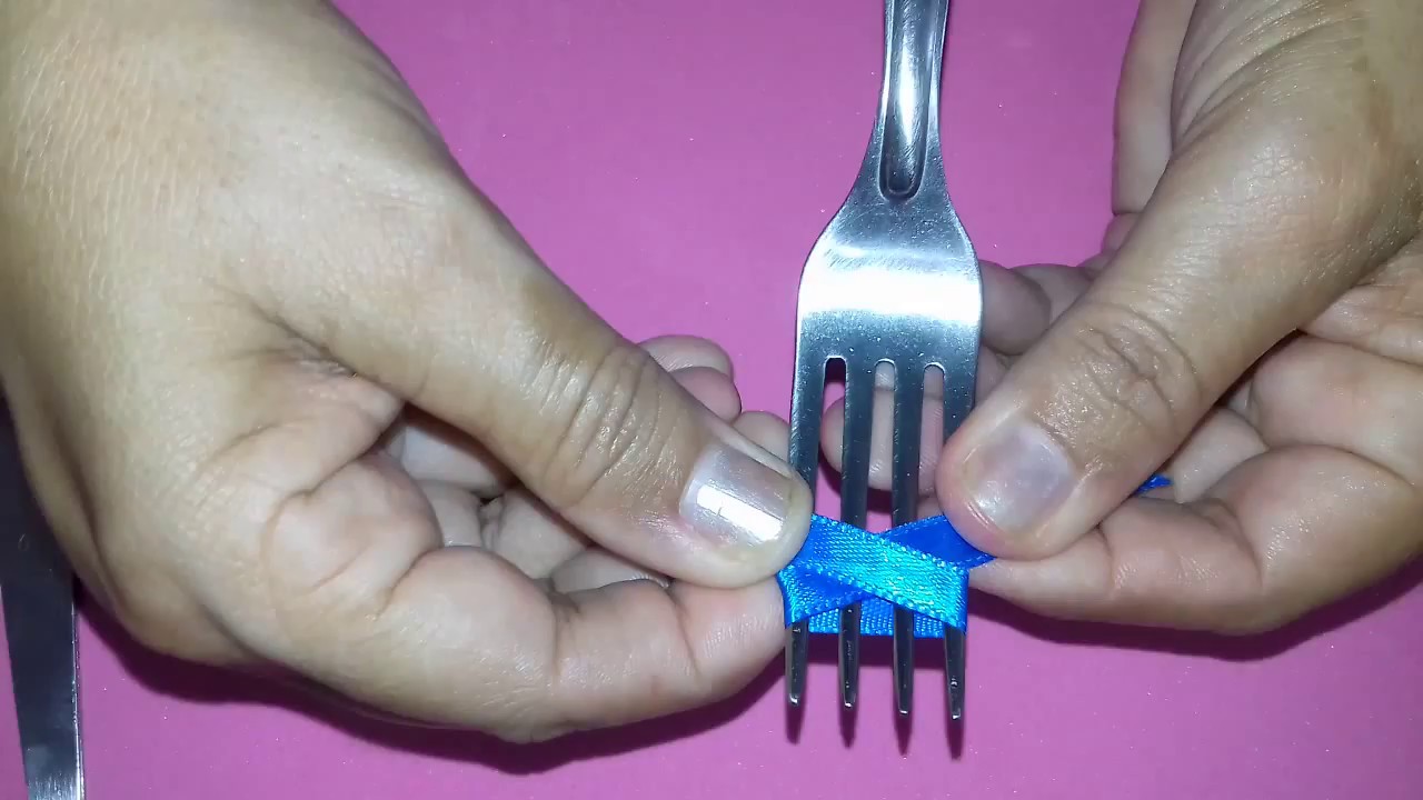 Como Fazer Mini La&ccedil;o de fita de Cetim usando Garfo F&aacute;cil e R&aacute;pido _ Diy Satin Ribbon 01