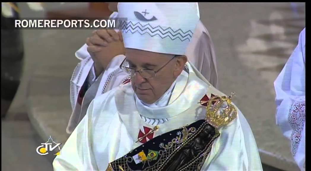 El Papa se emociona al finalizar la Misa en Aparecida