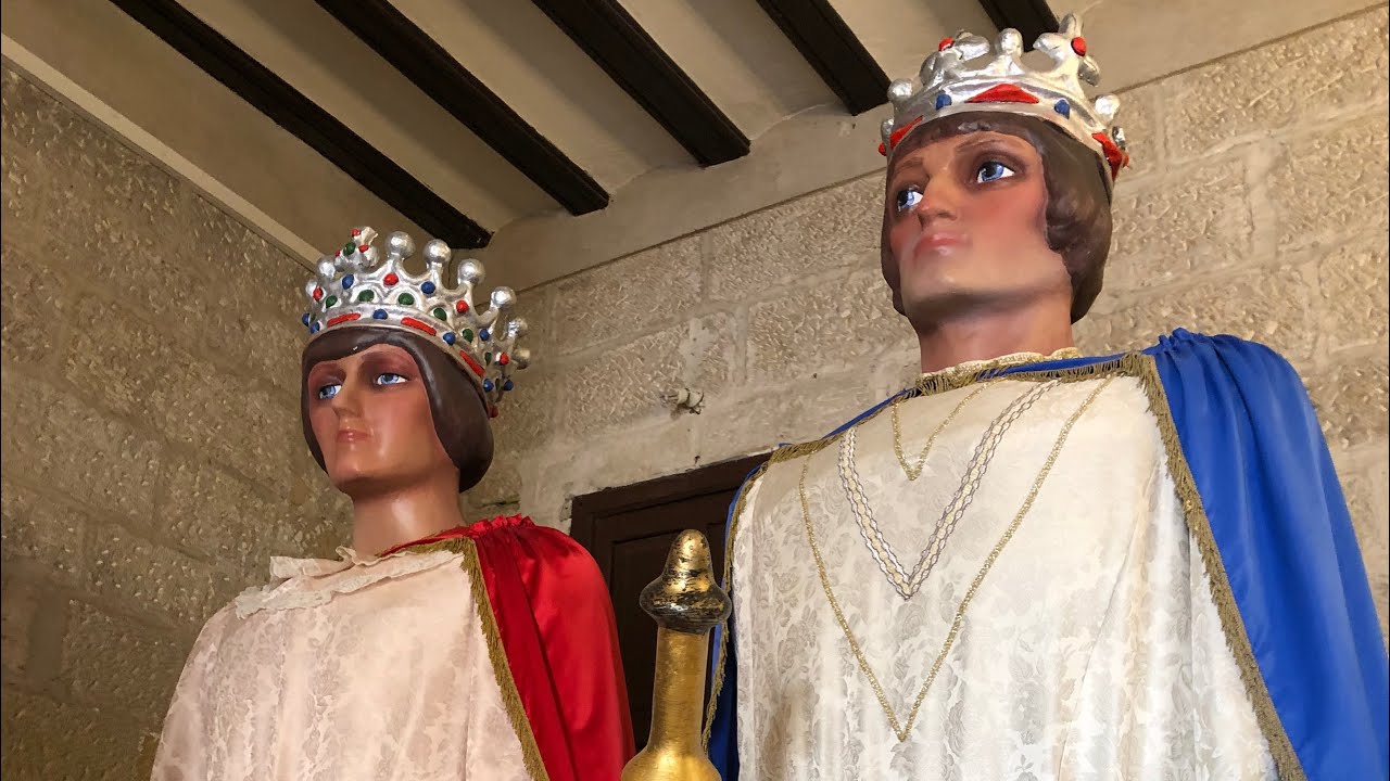 Gigantes  y cabezudos de Alcañiz expuestos en el ayuntamiento