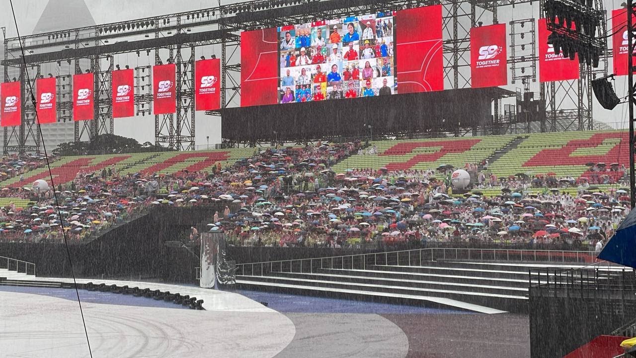 【直播】国庆庆典即将开始 现场下起大雨