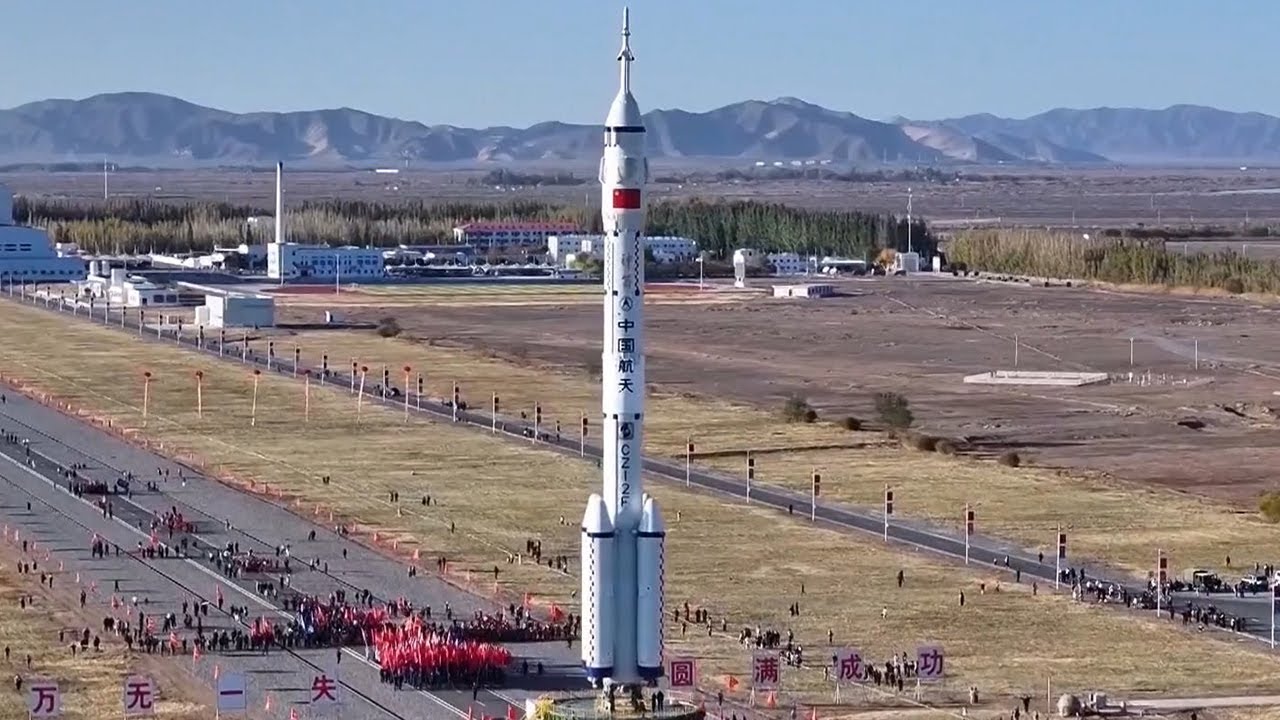 Shenzhou-19 transported to the launch pad