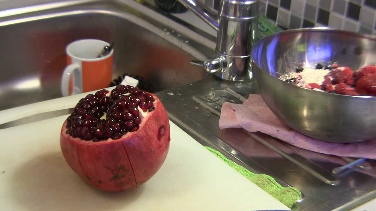 Granaattiomenan avaus. Pomegranate opening.