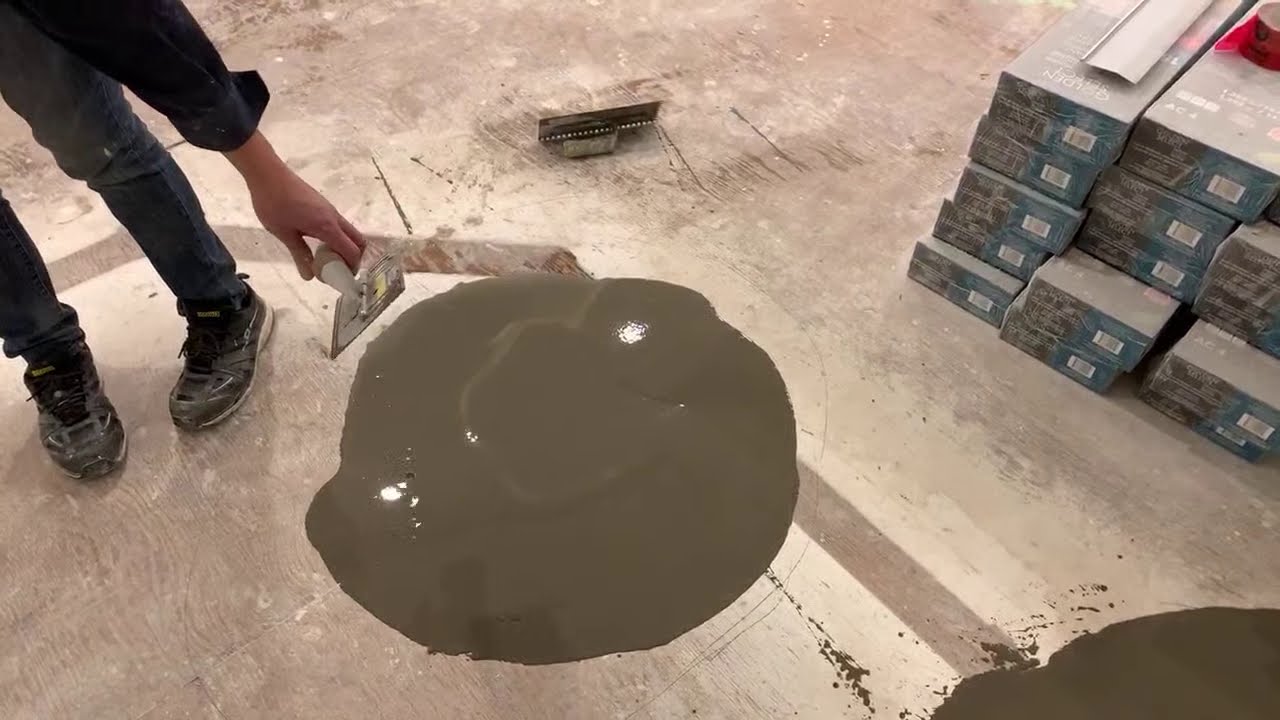 老叶建筑系列正在直播：铺地板前如何找平地面，如何倒自流平水泥。为什么做地板前一定要倒自流平水泥？倒自流平水泥前一定要做的几个必要准备。