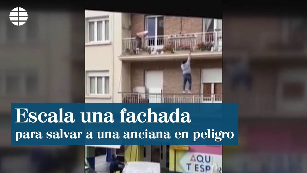 Un joven trepa una fachada para evitar que una anciana caiga al vacío