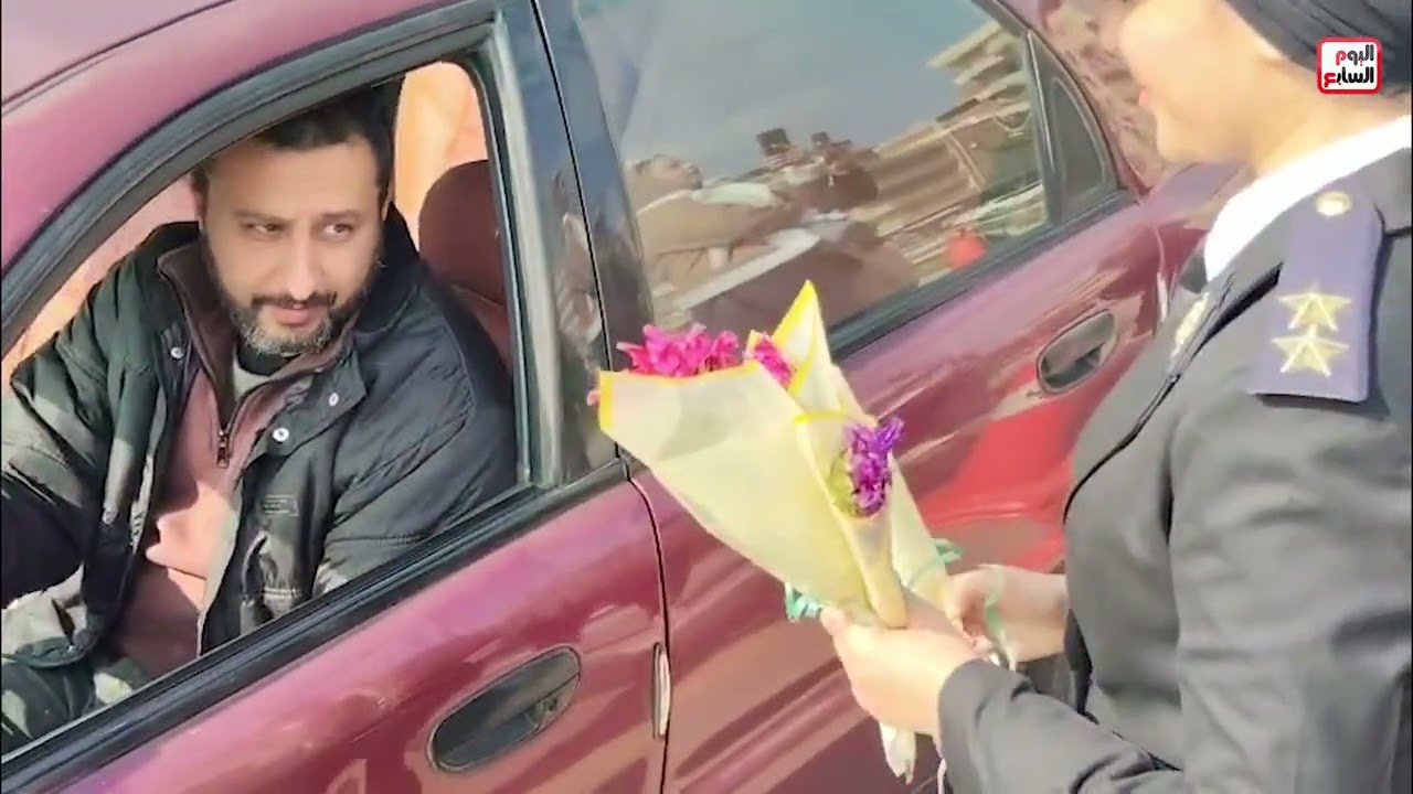 تفاصيل الاحتفال بعيد الشرطة فى البحيرة.. رجال الأمن يوزعون الحلوى والورود على المواطنين بالشوارع