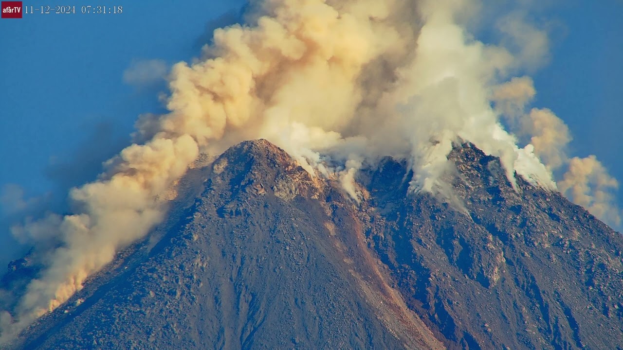 Nov 12, 2024: Pyroclastic Flows, Avalanche of Boulders, Birds at Volcán de Santa Maria, Guatemala