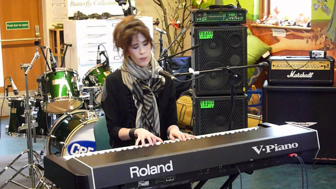 Imogen Heap - Wait It Out (Phoenix FM Creative Session)