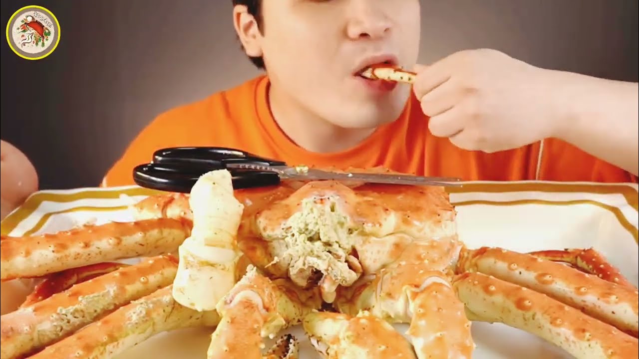 A Man Eating Giant King Crab 🦀 | Crunchy ASMR Seafood Mukbang