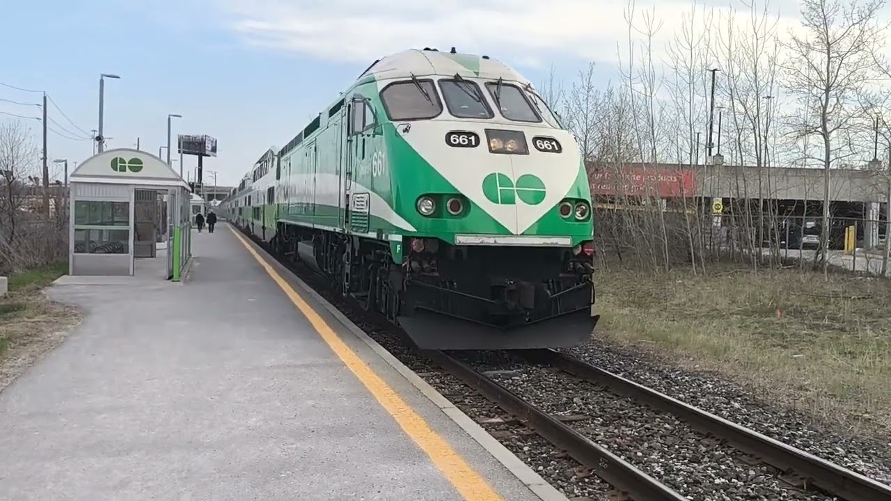 GO Train MP40PH 661 Arriving And Departure Oriole GO Station Pulling 10 Cars of Train Cab Car 308