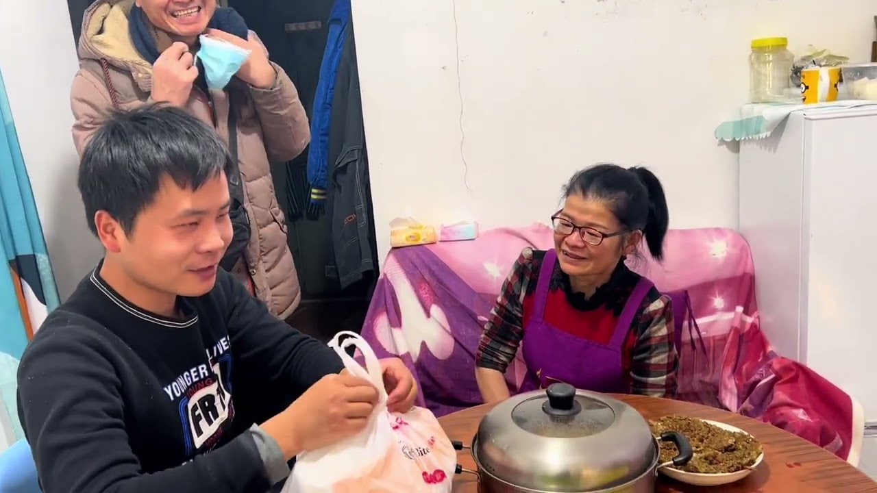 老爹这个月工资又破万，给孩子们加个菜，儿子女婿：宝刀未老