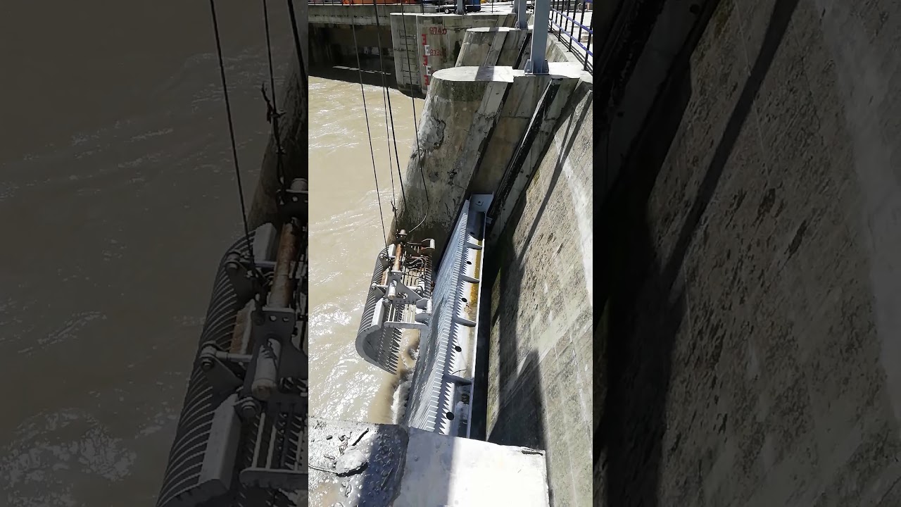 Trash rack cleaning machine