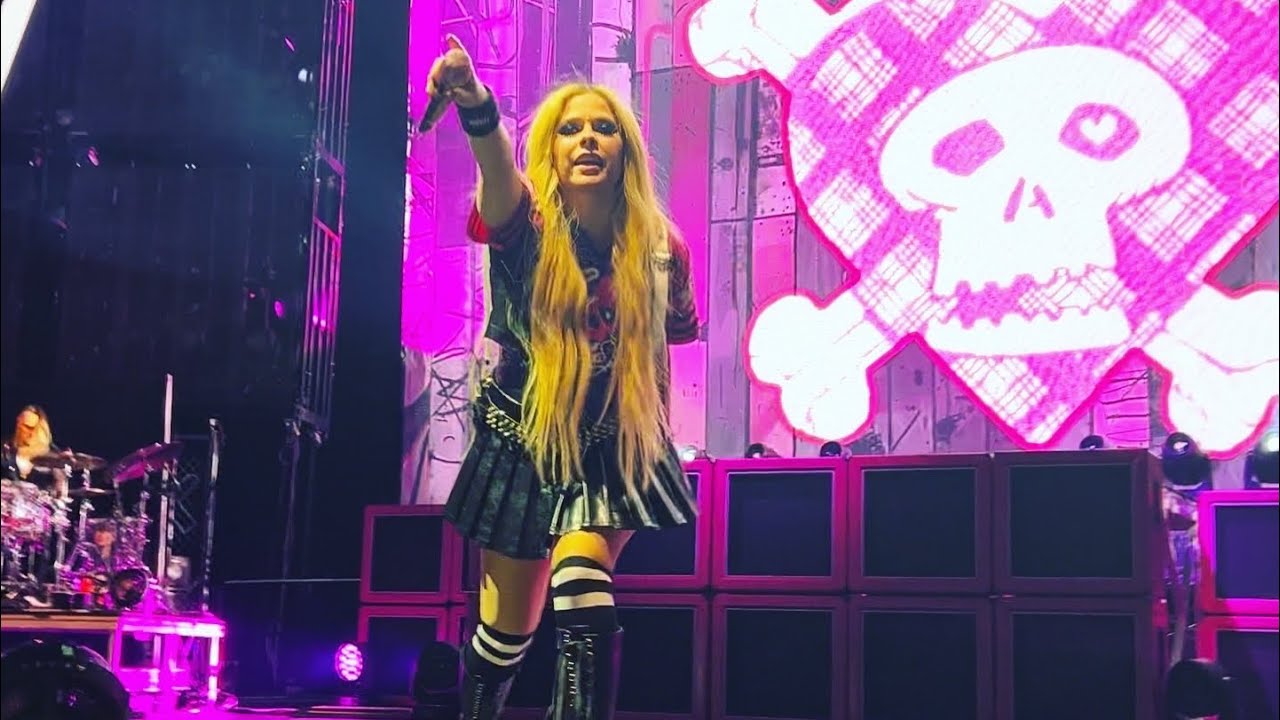 Avril Lavigne - The Greatest Hits Tour Opening + Girlfriend Live in Vancouver