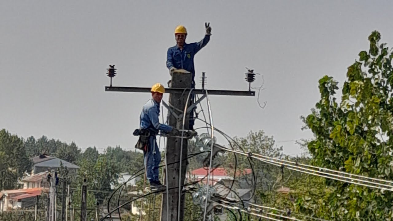 تعمیرات خط ۲۰کیلوولت هوایی. 20 kV overhead line repairs
