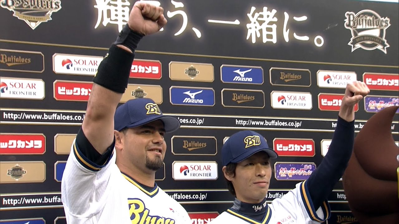 【プロ野球パ】2年ぶり白星の前田、タイムリーのカラバイヨがお立ち台へ カラバイヨは流暢な日本語を披露 2015/04/19 Bs-L