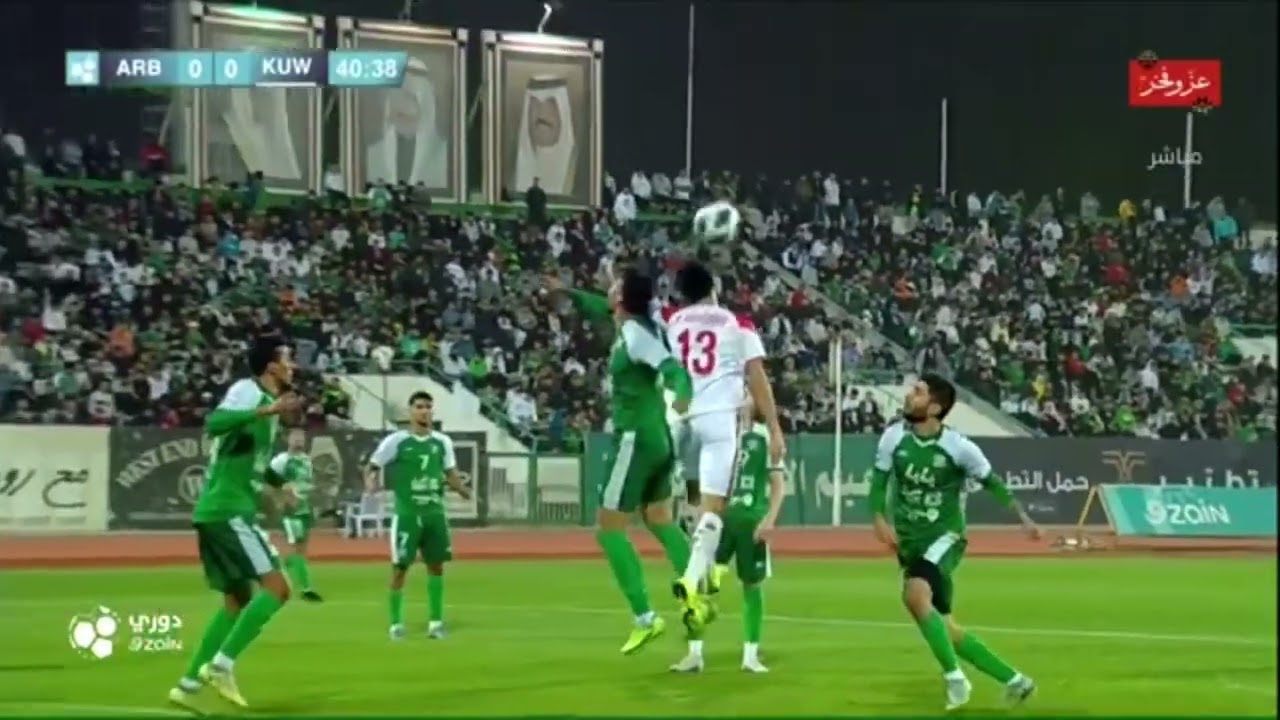 عيسى وليد وطارق بوعبطة في مباراة الكويت
