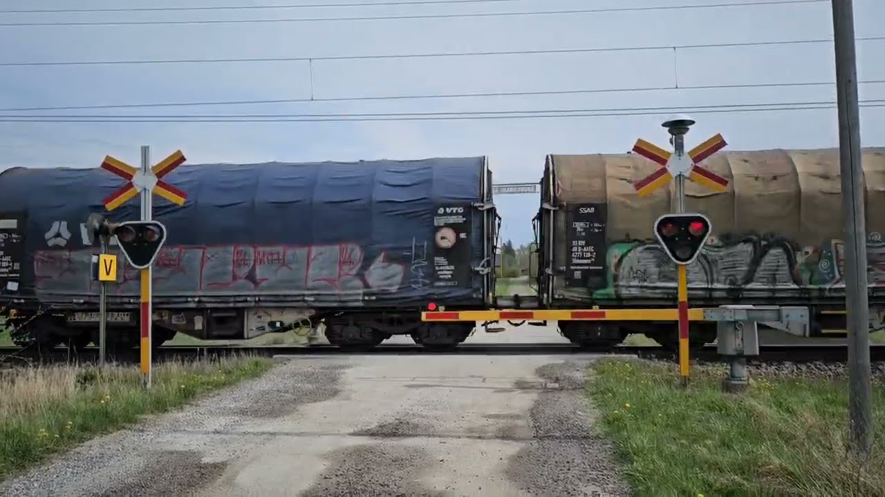 J&auml;rnv&auml;gs&ouml;verg&aring;ng &Ouml;nsta / Railroad Crossing in Sweden