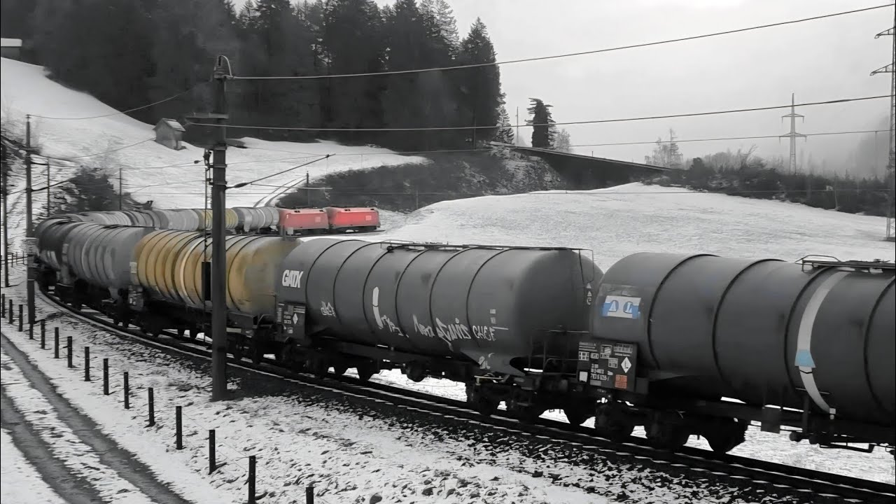 Arlbergbahn: Brazer Bogen, langer Güterzug mit Makro, RedBull-Zug, Schneeräumbürste, Railjet