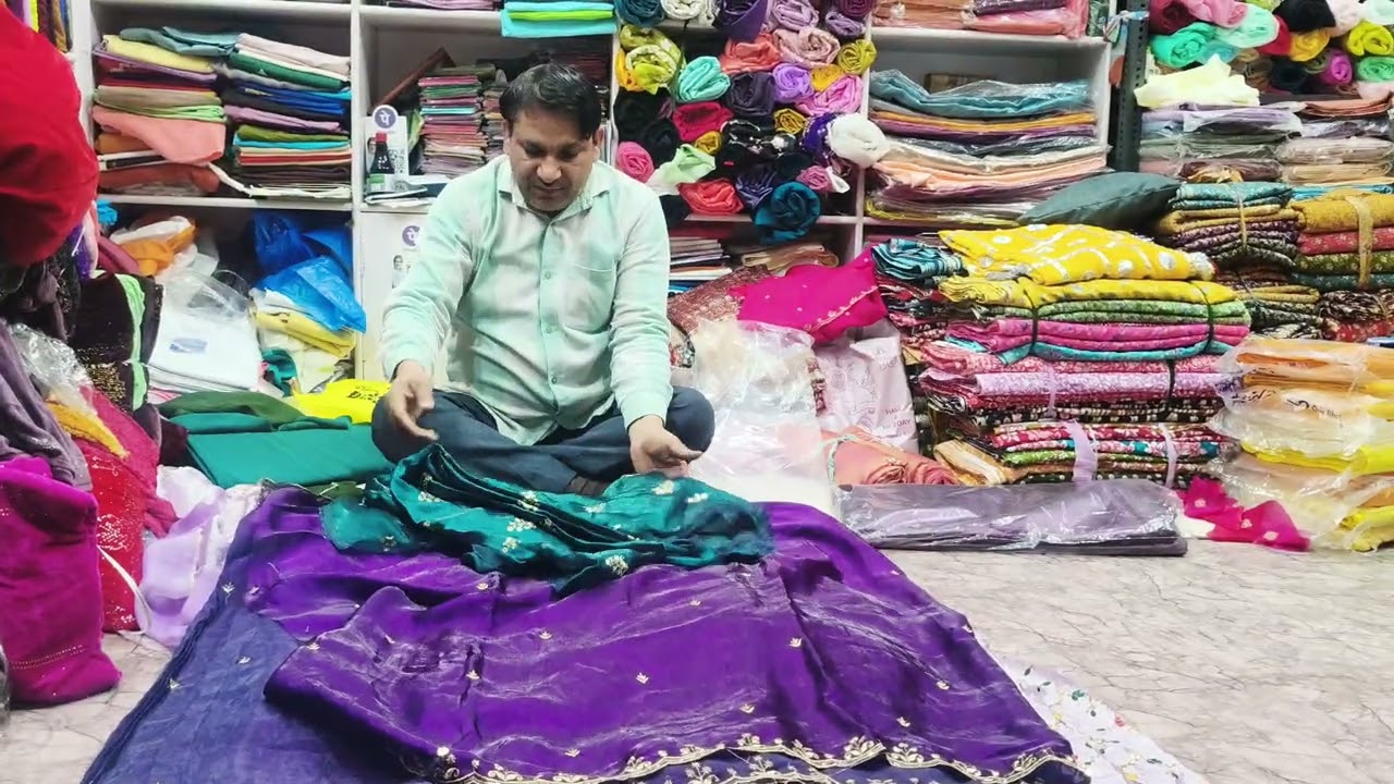 फैंसी ड्रेस बनाने के लिए हर प्रकार का फैब्रिक मिलता है   प्लेन कपड़ा व अस्तर के सभी कलर