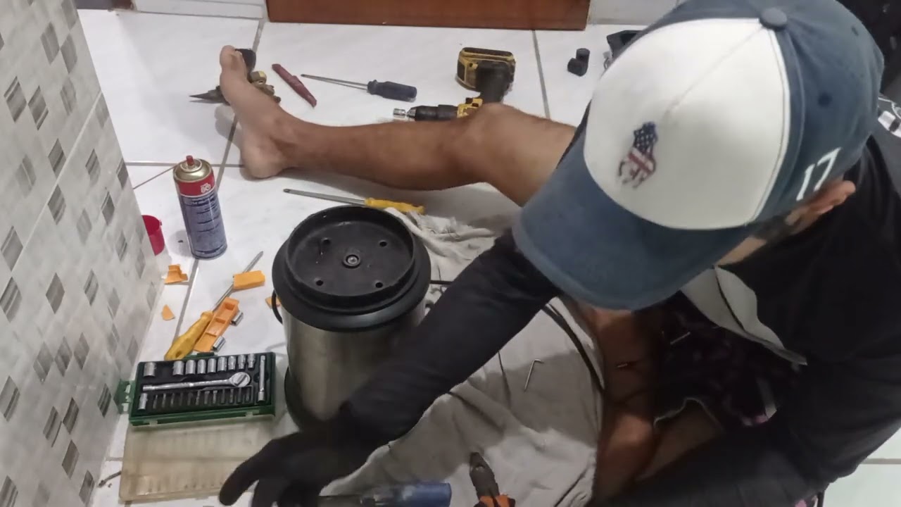 abrindo e concertando liquidificador indústrial da marca poli