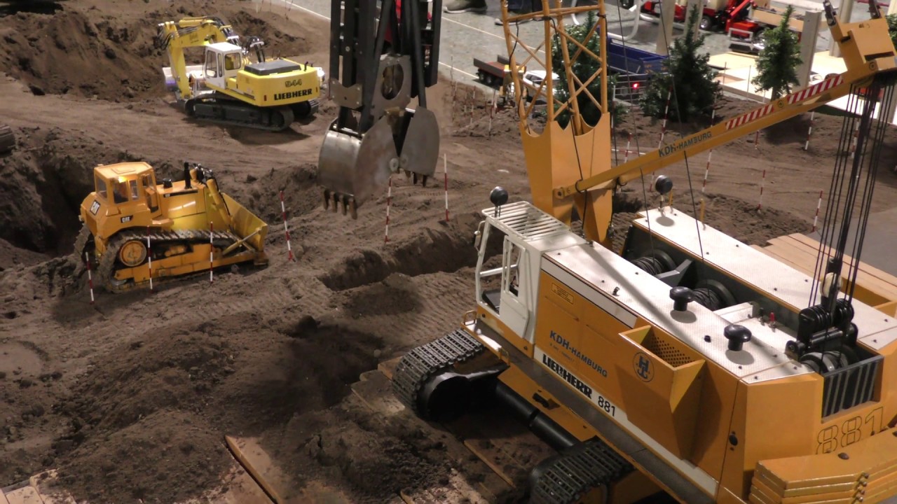 Liebherr HS 881 with slurry wall grab