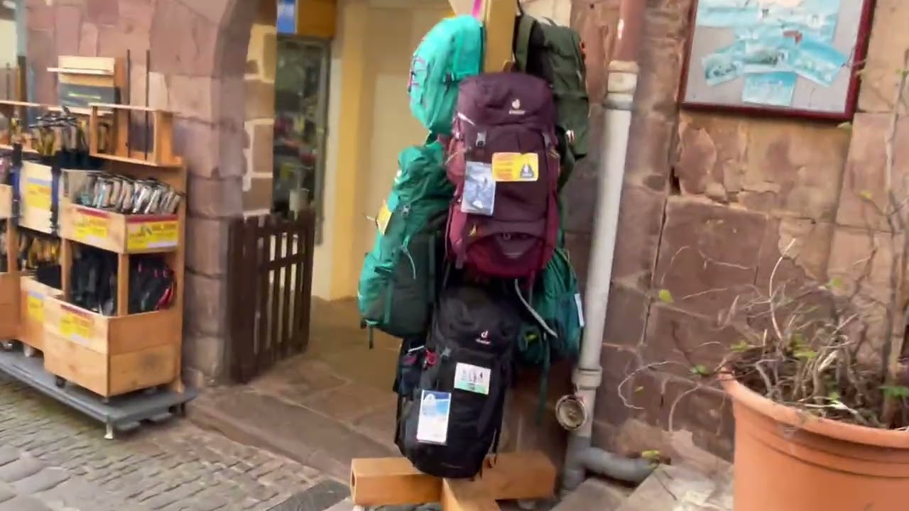 Walking Rue de la Citadelle St. Jean Pied de Port Gites, Hotels, stores and Pilgrims Office