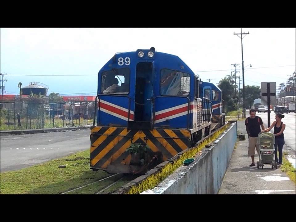 Locomotoras 76 y 89 del Incofer en Limón realizando movimientos