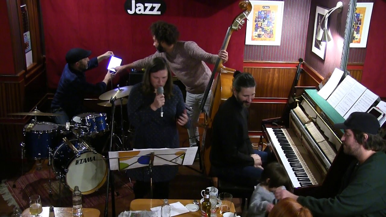 Mapi Quintana con La banda dev los Jueves. 29 /12/2018. Concierto