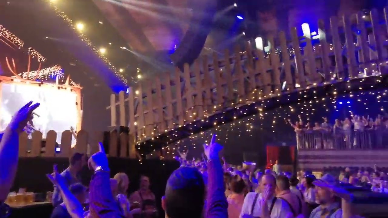 Tom Cosyns presenteert Moose Bar XXL live tijdens Qmusic in de AFAS Dome Antwerpen!