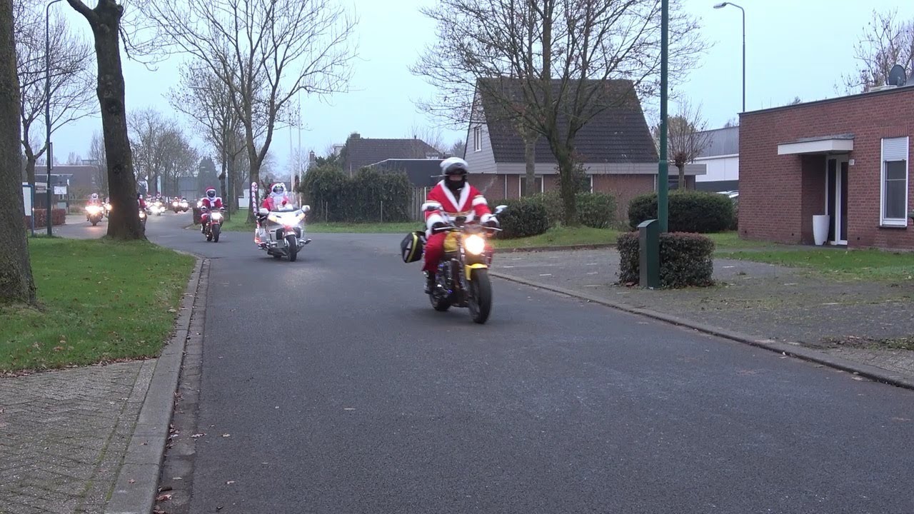Motorrijdende Kerstmannen en -vrouwen zamelen geld in voor goed doel
