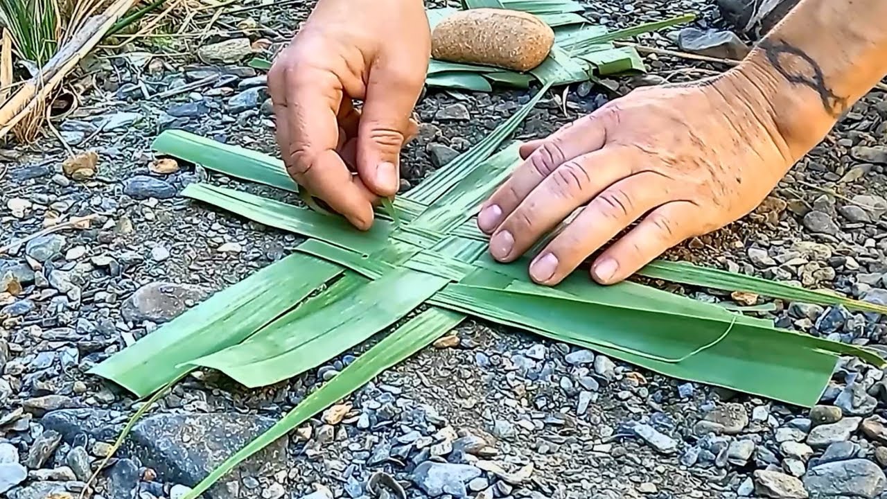 Trenza una Esterilla Bushcraft con hojas de planta en un plisplas