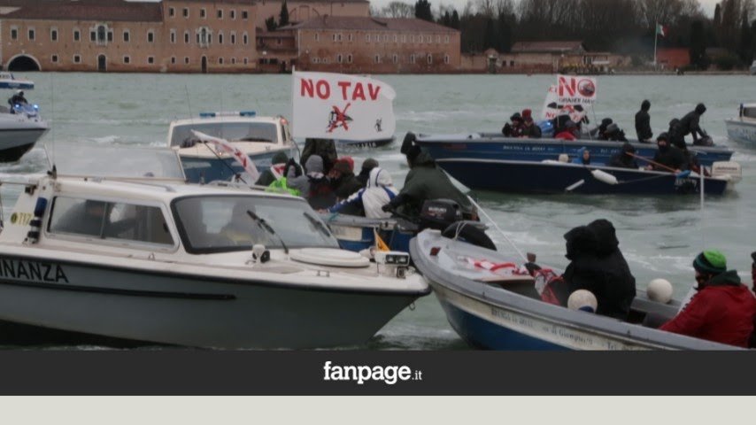 Vertice Italia Francia, battaglia nei canali di Venezia tra NoTav e polizia