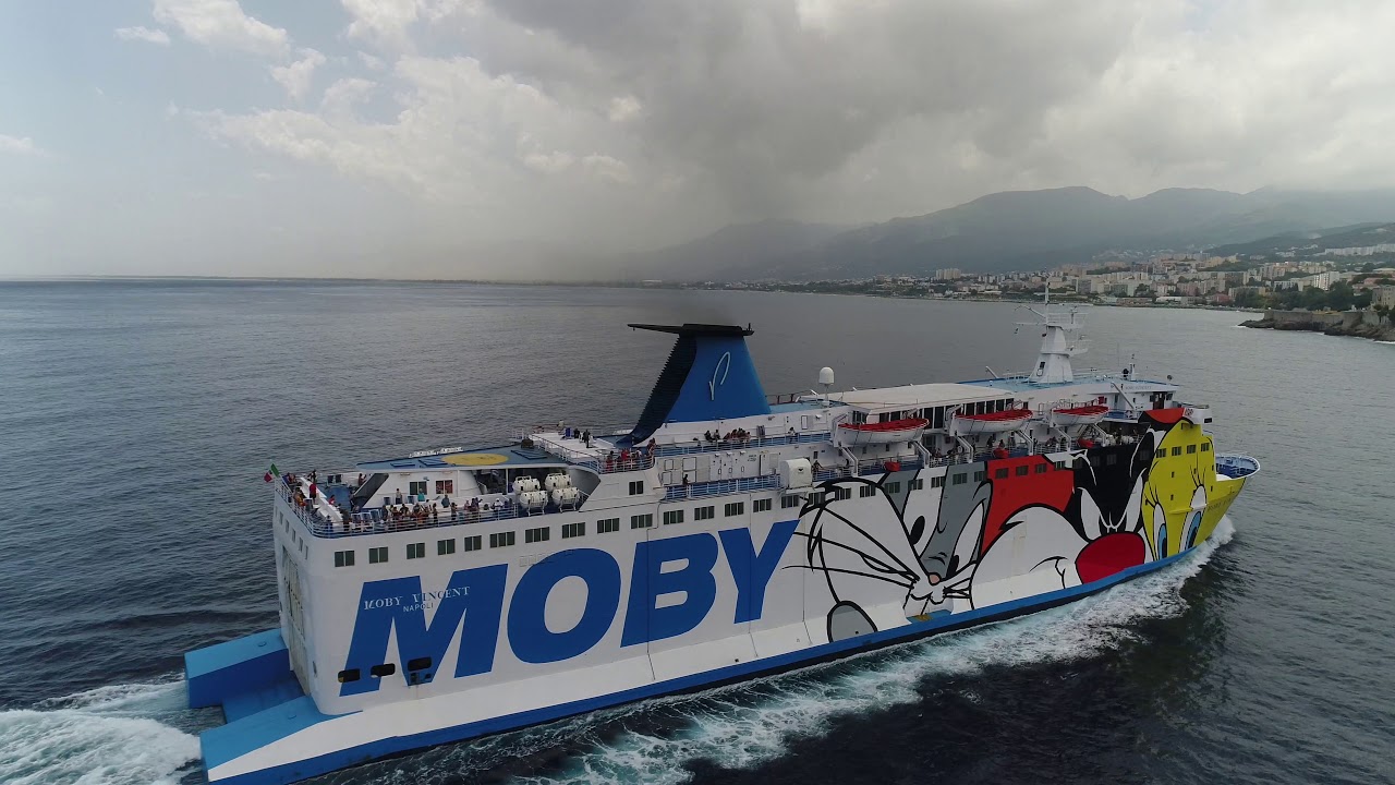 Pahntom 4: Einfahrt der Fähre Moby Vincent in Bastia