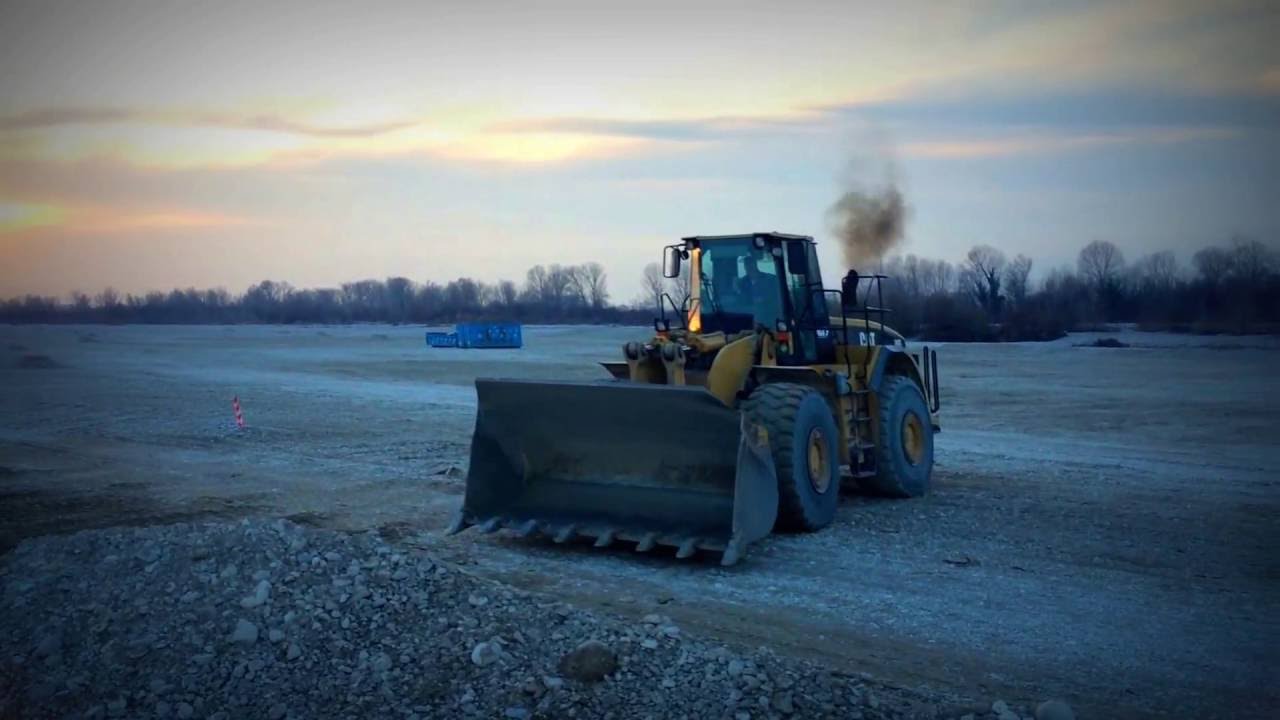 Trans Ghiaia Caterpillar 980G Wheel loader pushing gravel in the river pt.2