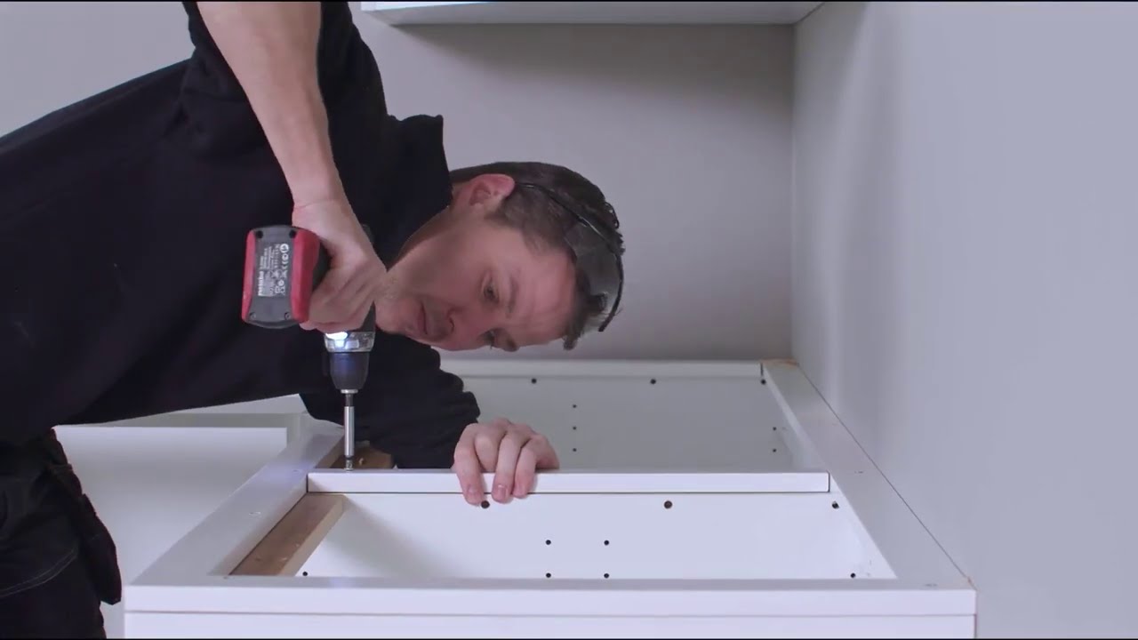 Asenna kehys työtason alle