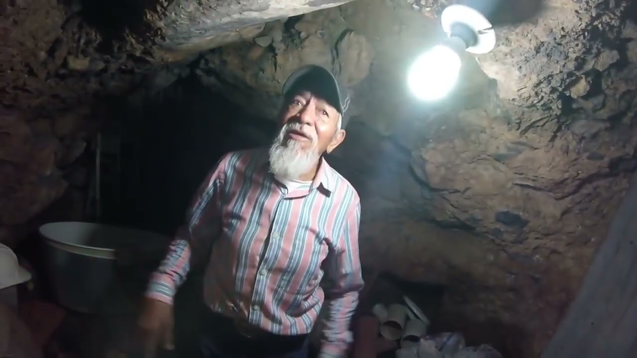 ANCIANO VIVE EN UNA CUEVA