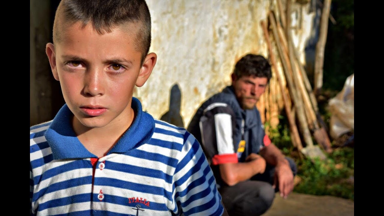 Belsh, familja e varfër, me shtëpi të rrënuar dhe 8 vjet pa drita, apel për ndihmë