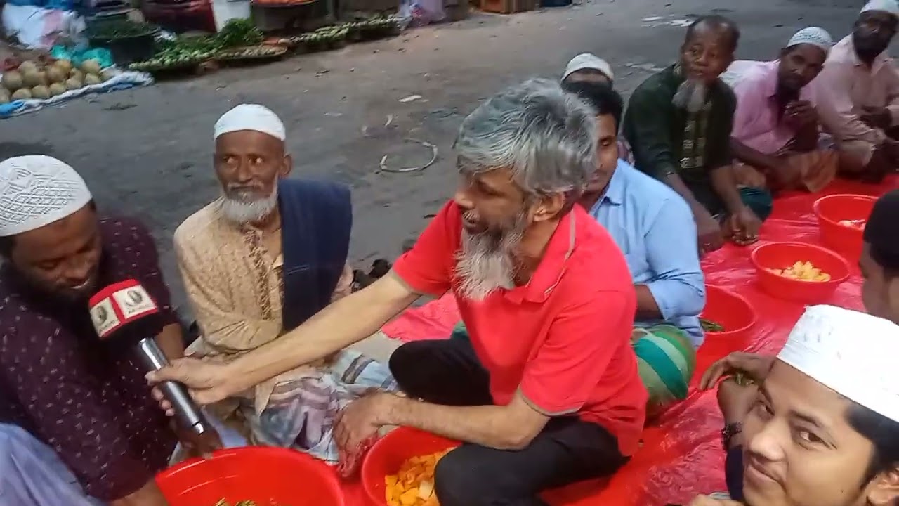 কাপ্তান বাজার রোড সাইড মার্কেটে নিচে মা দোয়া মালিক কর্মচারী আয়োজন করে সবাই এক সঙ্গে ইফতার করেন।