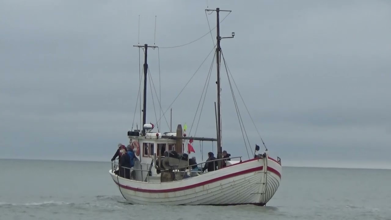 Slettestrand  Fiskekutter hales ud
