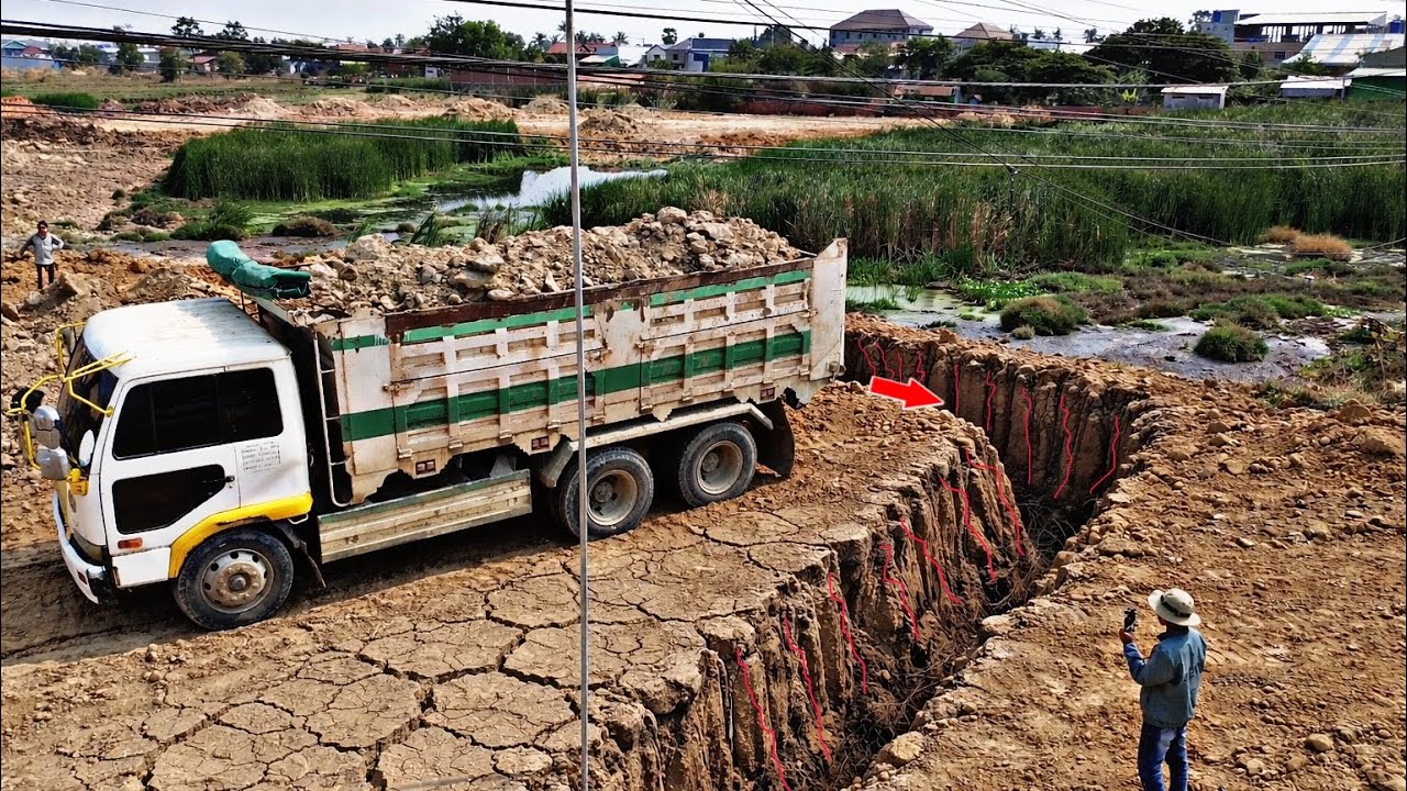 GREAT!! Best Activities Proceeding Landfill Using Dump Truck 5Ton &Dozer Push Soil into Land Flooded
