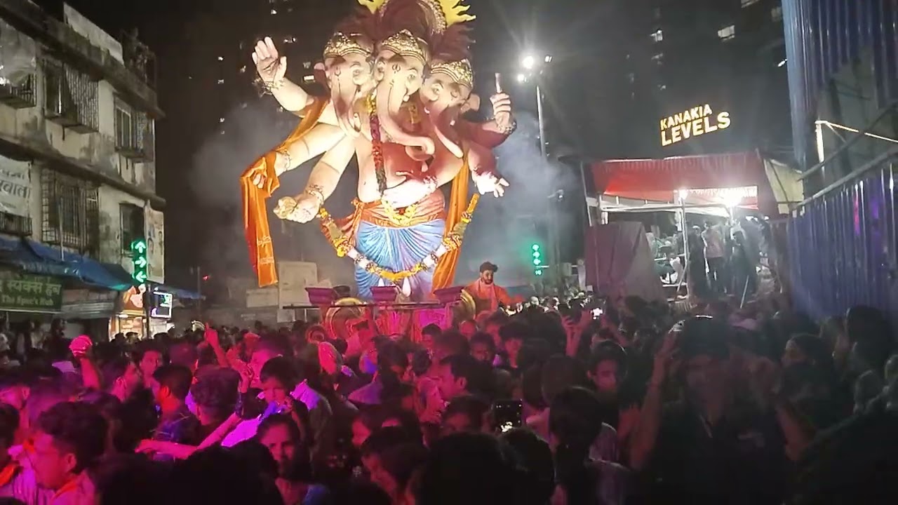 गणपति विसरजन मे कुछ इस तरह माहौल होता हैँ मुम्बई मे 