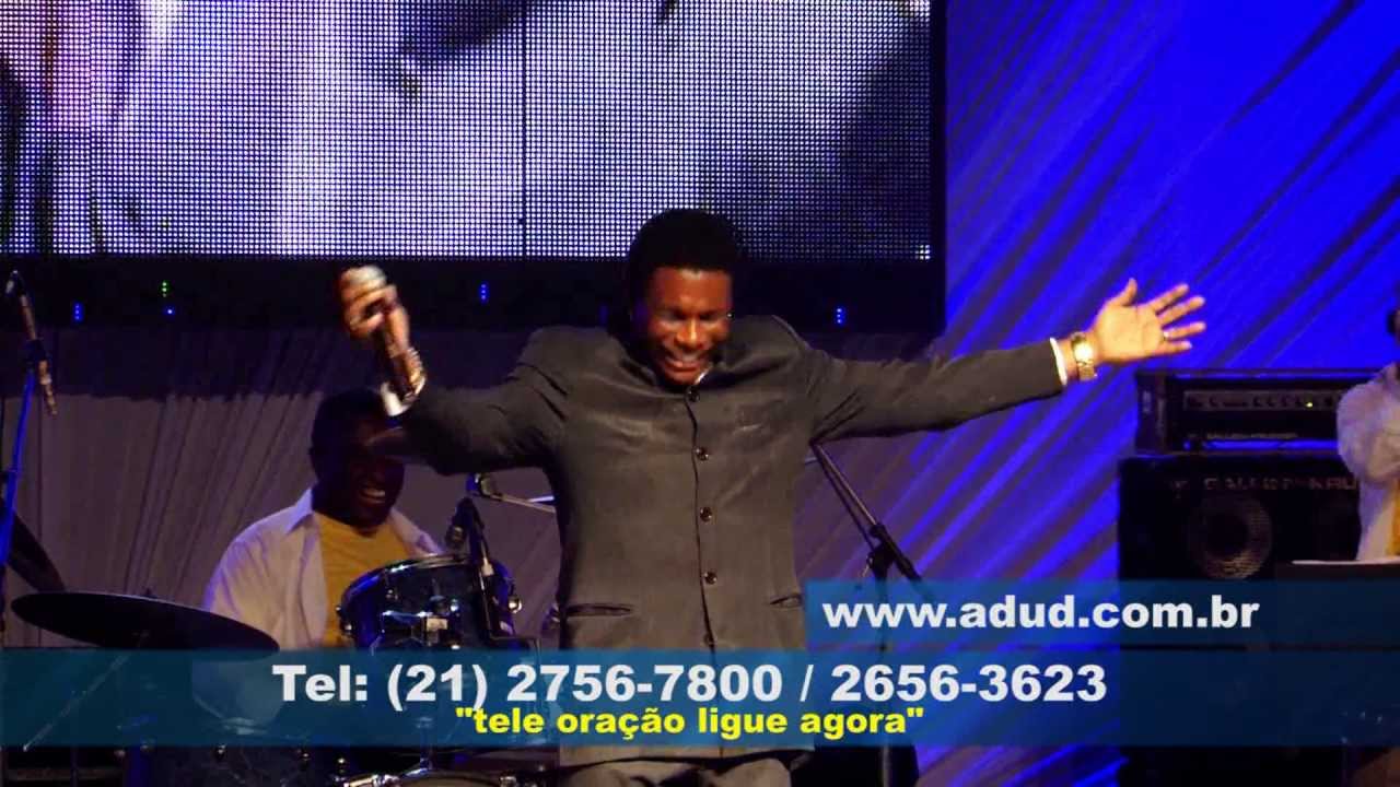 Neguinho da Beija-Flor louvando ao Senhor com o cantor Waguinho na Via Show