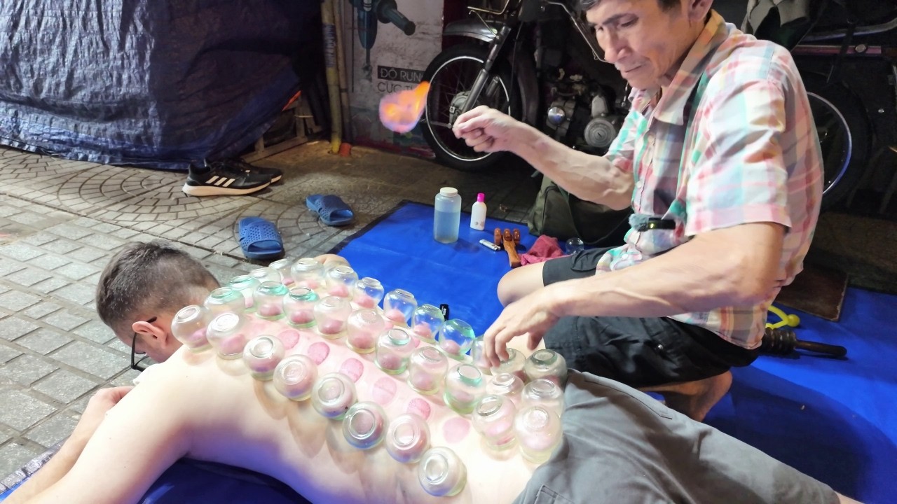 LEGENDARY 5$ Street Massage + My First Cupping Experience! 💆‍♂️🔥🇻🇳