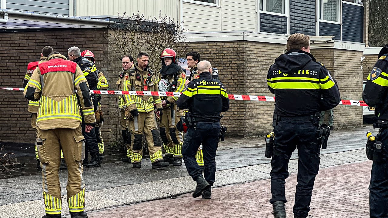 (Explosie) PRIO 1 brandweer en politie naar een explosie bij een woning & brandweer door alarmering 