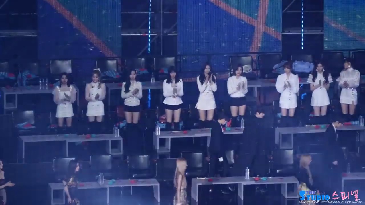 190105 TWICE(트와이스) REACTS to BLACKPINK(블랙핑크) and WANNA ONE(워너원) Won 'Cosmopolitan Artist' @GDA D-1
