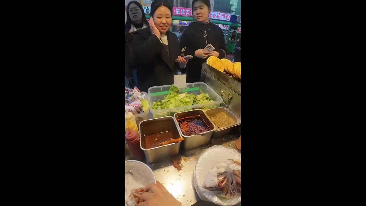 Live broadcast of street food specialties and fruit delicacies