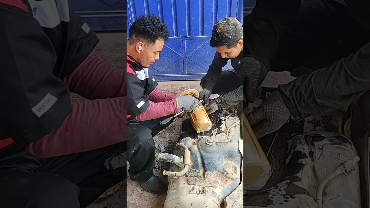técnica para retirar tapa de tanque de combustible para su mantenimiento Hilux Vigo.