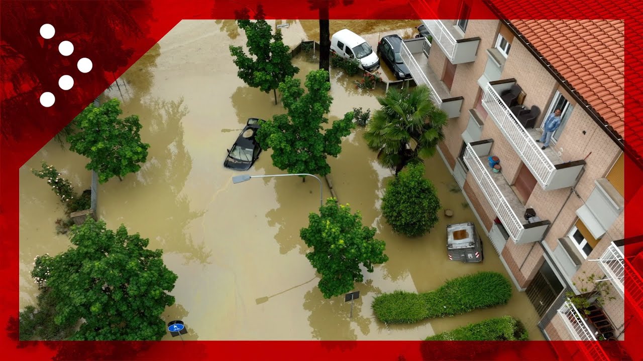 Alluvione a Faenza, le auto sommerse nelle strade del paese viste dal drone