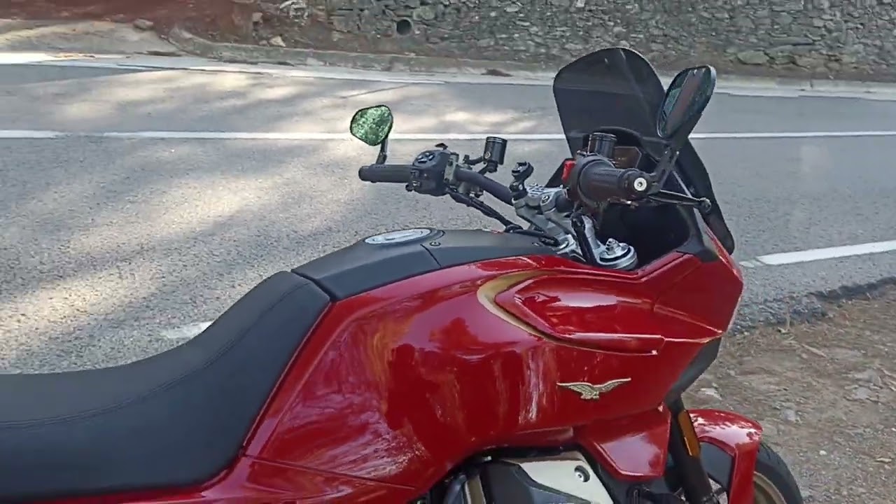 Moto Guzzi V100 Mandello with LeoVince exhaust sound