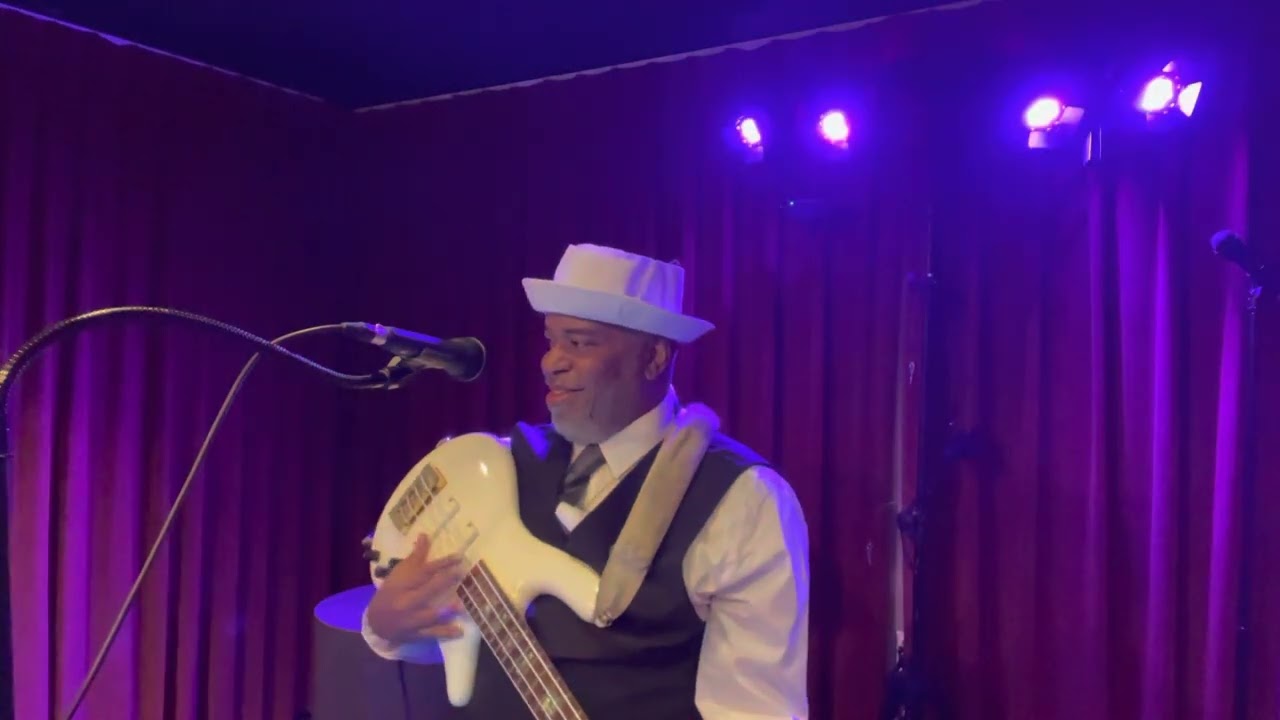 Bass covers (fleet wood Mac,Tom Petty,Atlanta Rhythm Section,Bill Withers) At Las Floritais