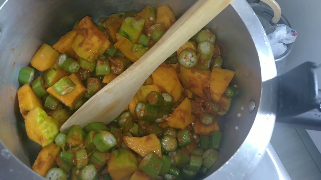 Fazendo caruru com abóbora e fazendo a carne